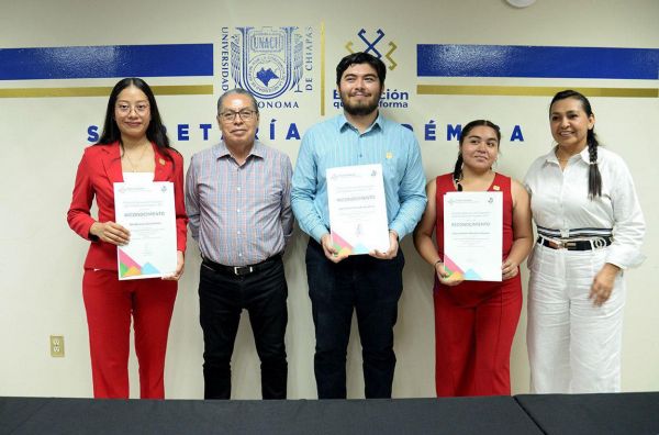 Estudiantes egresados de la UNACH recibieron el Premio Ceneval al Desempeño de Excelencia EGEL