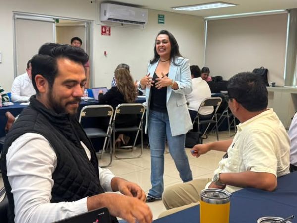 Catalina López Ordóñez, impartió el curso-taller “Liderazgo para la Gestión del Modelo Educativo y Académico Humanista Intercultural (MEHI)”